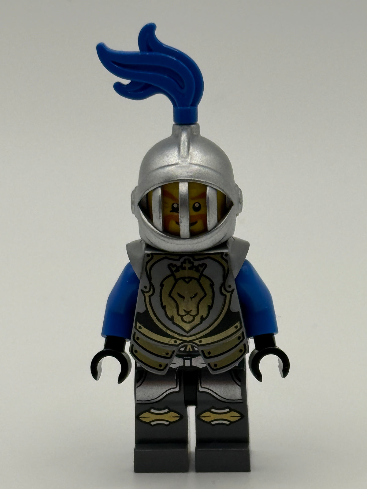 King’s Knight, Armor with Lion Head with Crown, Helmet with Fixed Grille, Blue Plume cas523