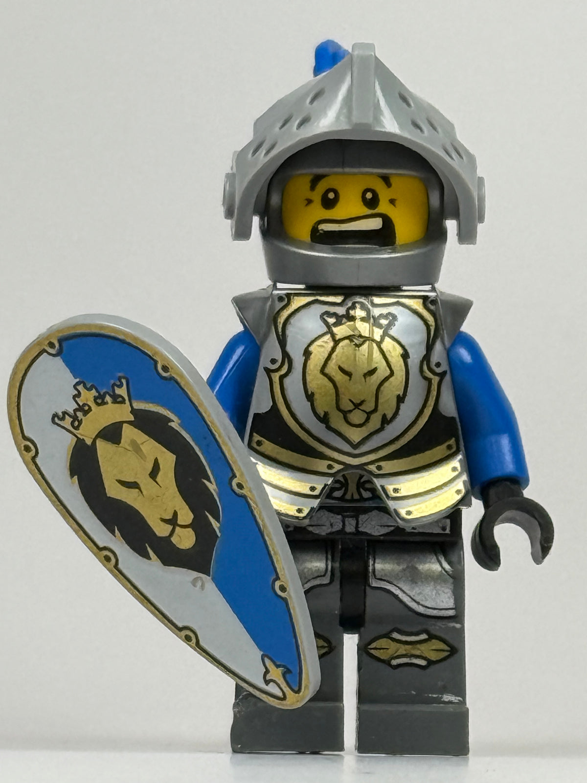 King’s Knight, Lion Head Armor, Blue Plume, Scared Open Mouth with Shield cas535
