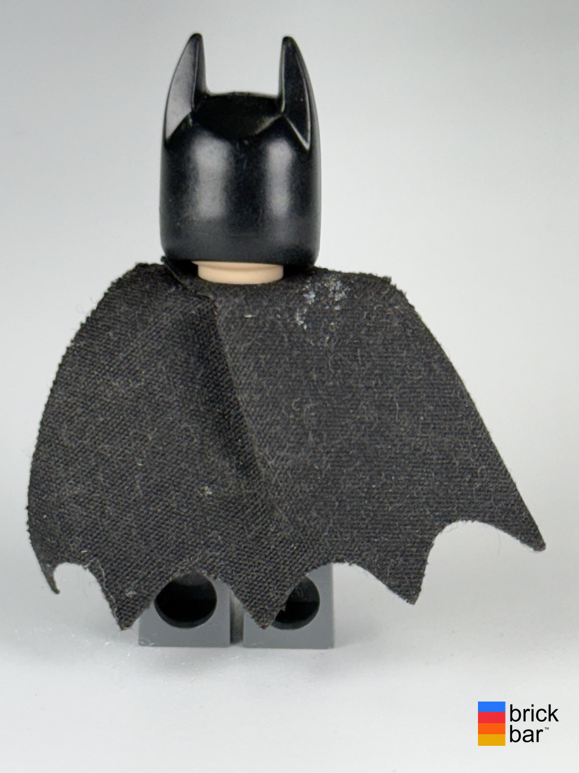 Batman dim002 LEGO Dimensions minifigure rear view showing worn and frayed black fabric cape