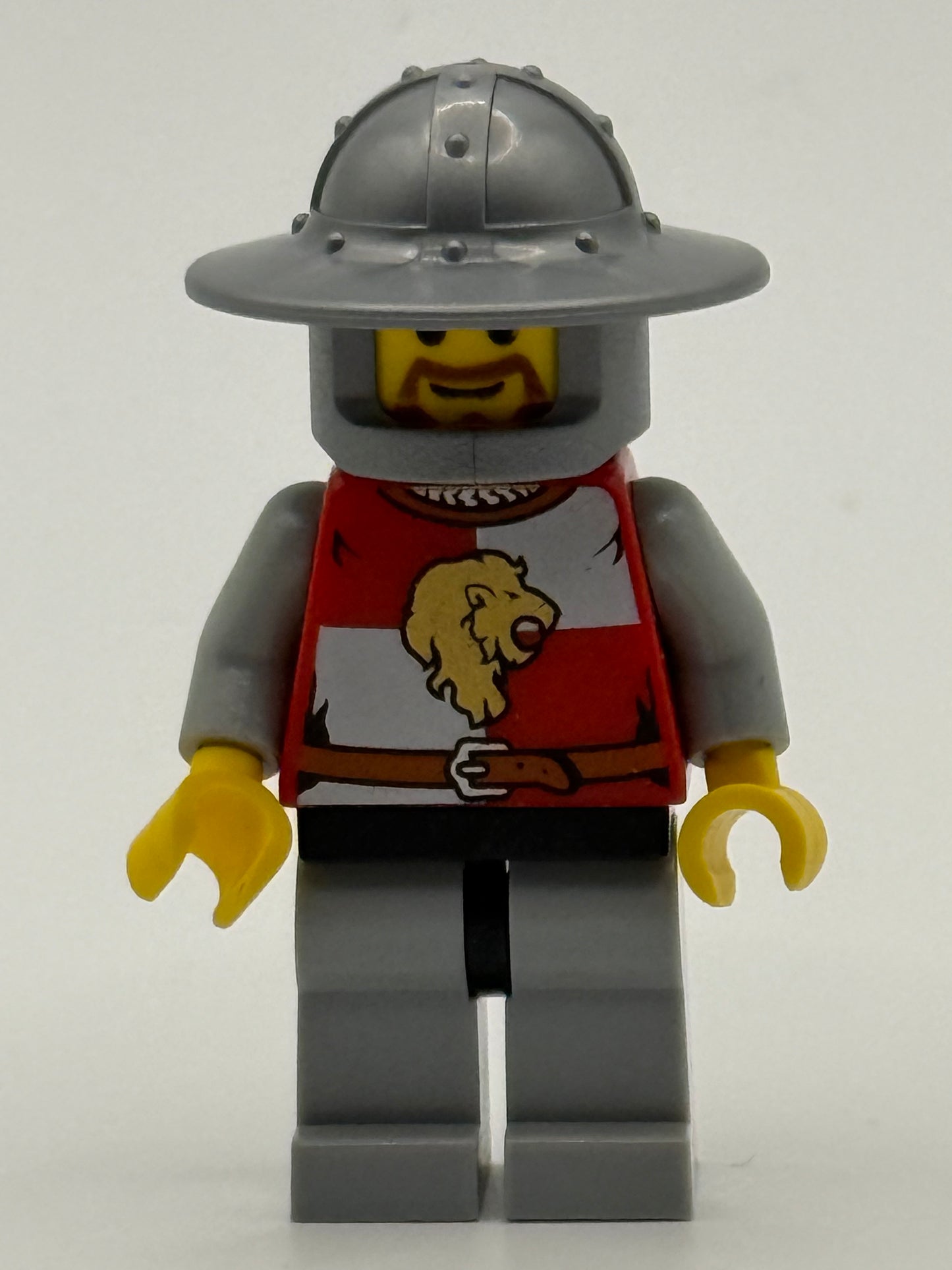 Lion Knight Quarters, Helmet with Broad Brim, Brown Beard Rounded cas445