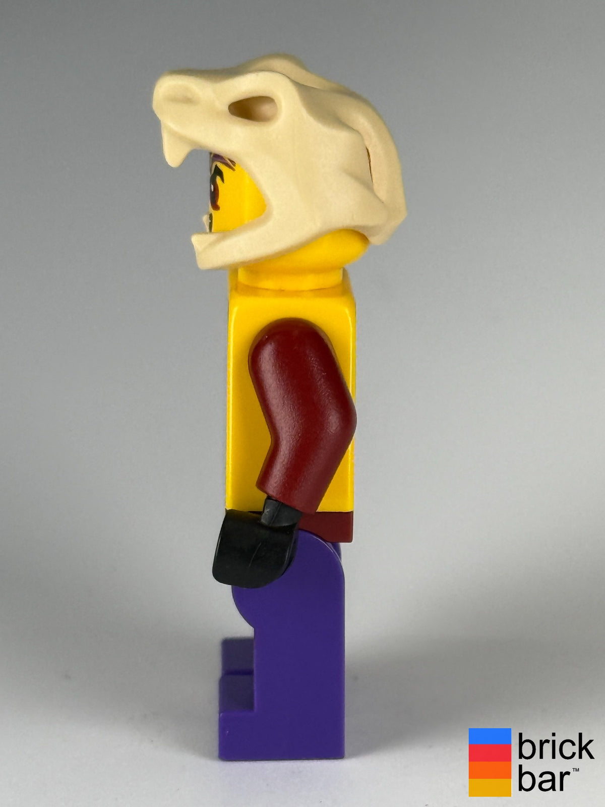 Kapau njo0122 LEGO NINJAGO minifigure, side view showing the arm and helmet profile