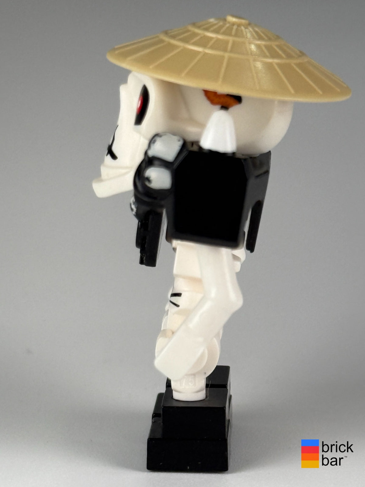 Wyplash (Skulkin) - Vertical Grip Hands njo0027 LEGO NINJAGO minifigure, side view