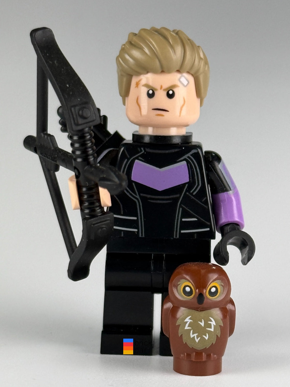 Hawkeye colmar18 LEGO Marvel Studios Series 2 minifigure with pictured accessories, alternate face view
