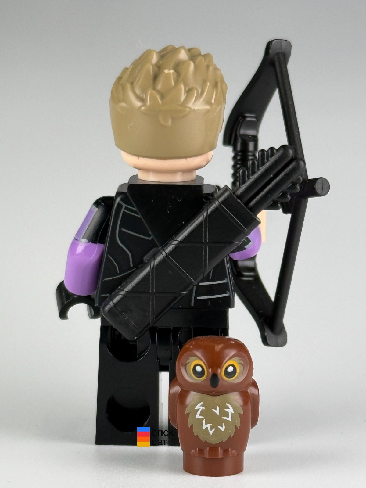 Hawkeye colmar18 LEGO Marvel Studios Series 2 minifigure with pictured accessories, back view