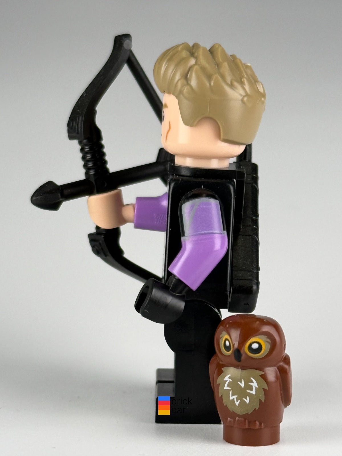Hawkeye colmar18 LEGO Marvel Studios Series 2 minifigure with pictured accessories, side view