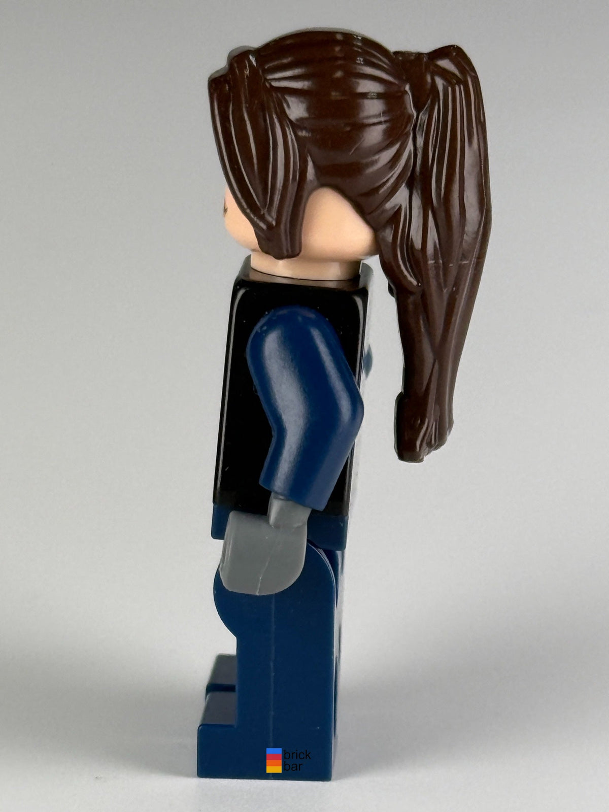 Genuine pre-owned LEGO Jurassic World ACU Guard female jw034, side view