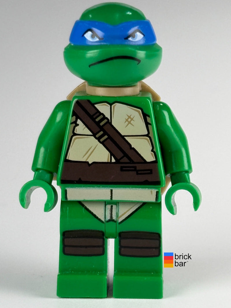 Leonardo Looking Up tnt009 LEGO TMNT minifigure front view, Brick Bar photo