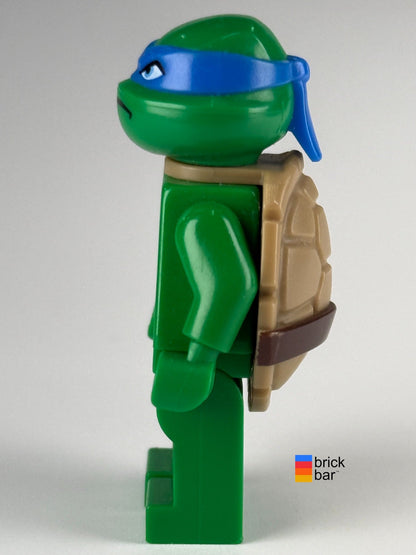 Leonardo Looking Up tnt009 LEGO TMNT minifigure side view, Brick Bar photo