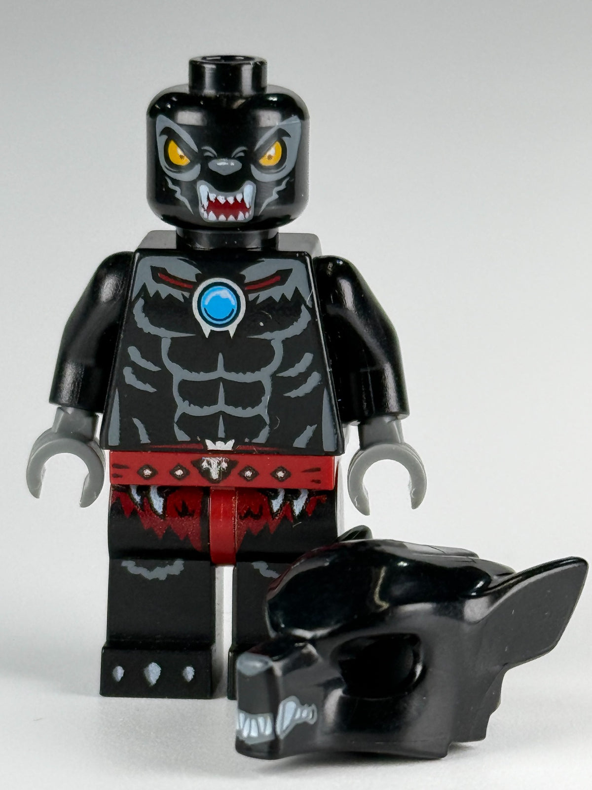 Wilhurt loc015 LEGO Chima minifigure without wolf headpiece showing alternate head