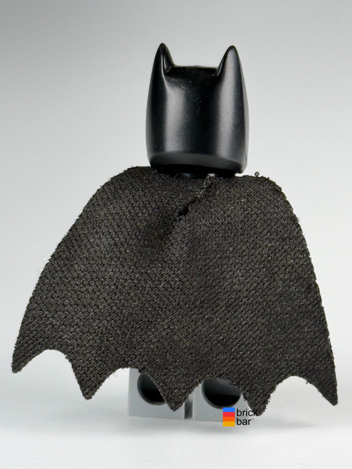 Batman sh0531 LEGO DC Super Heroes minifigure — back view, original Brick Bar photo