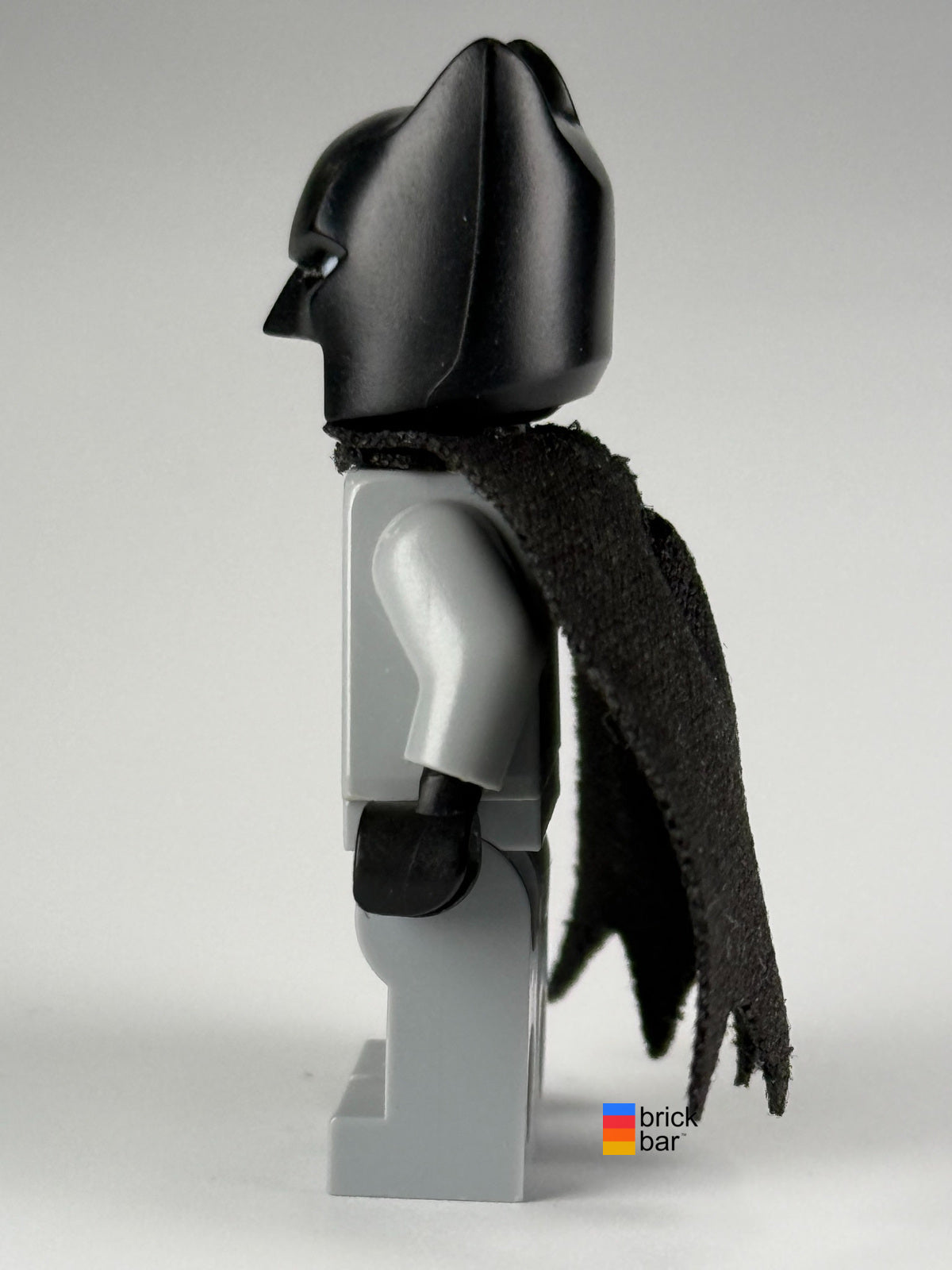 Batman sh0531 LEGO DC Super Heroes minifigure — side view, original Brick Bar photo