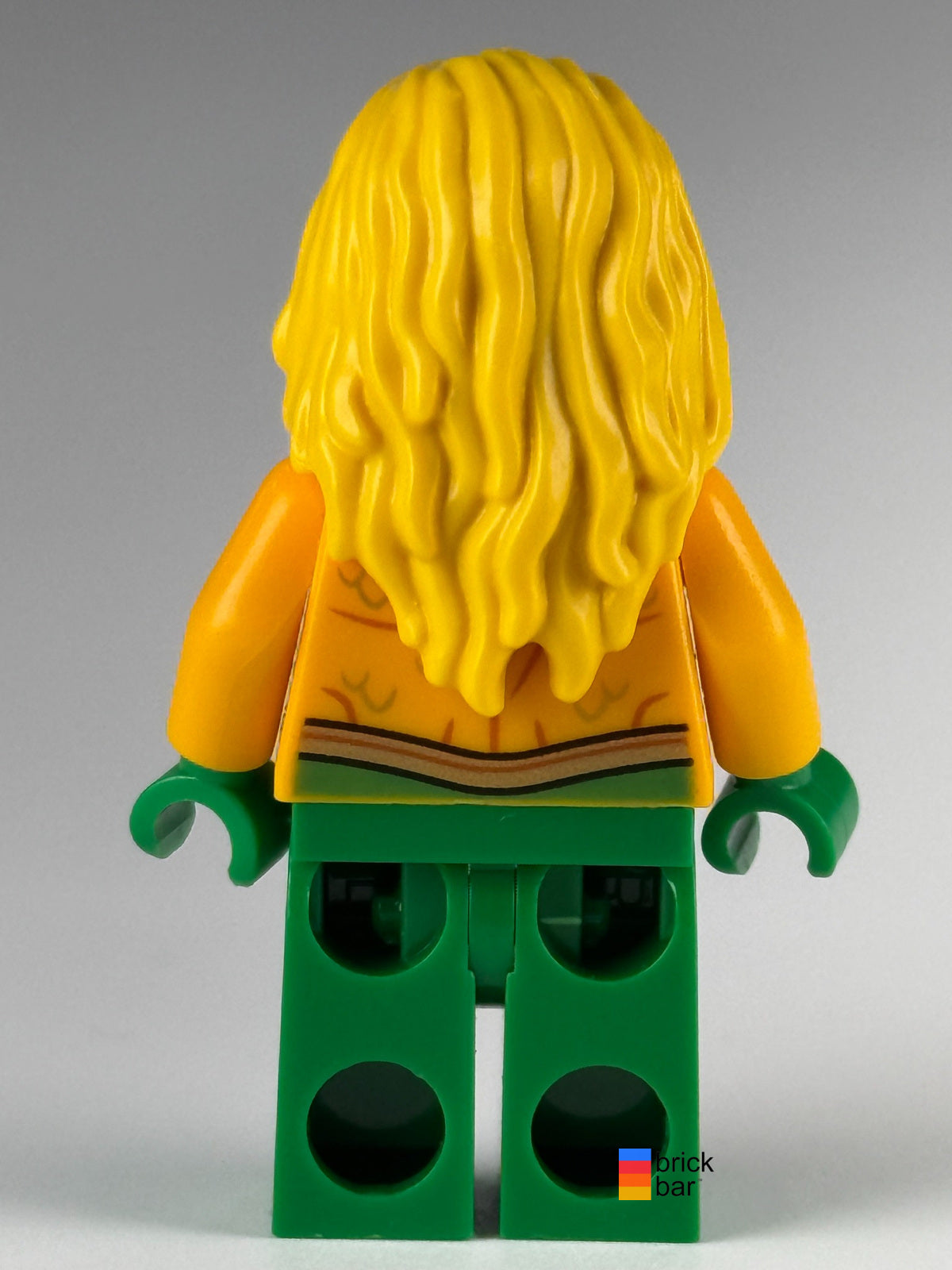 Aquaman sh0557 LEGO DC Super Heroes minifigure, back view.