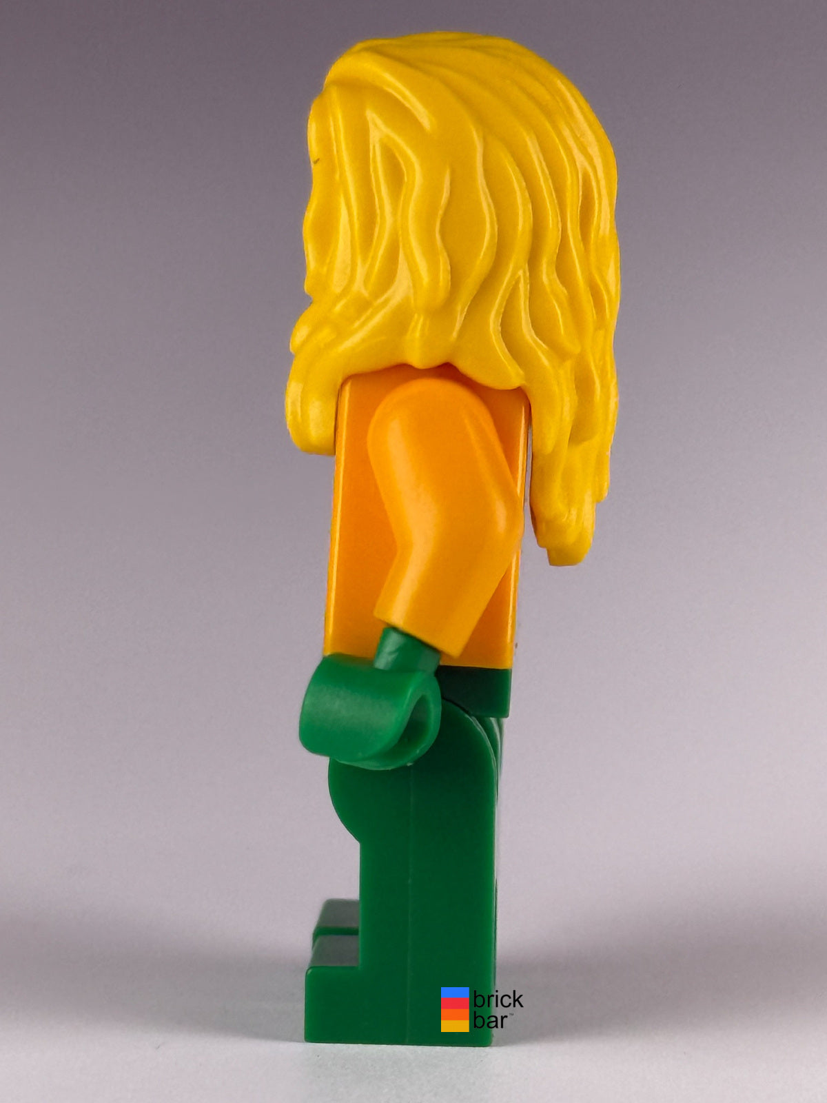 Aquaman sh0557 LEGO DC Super Heroes minifigure, side view.