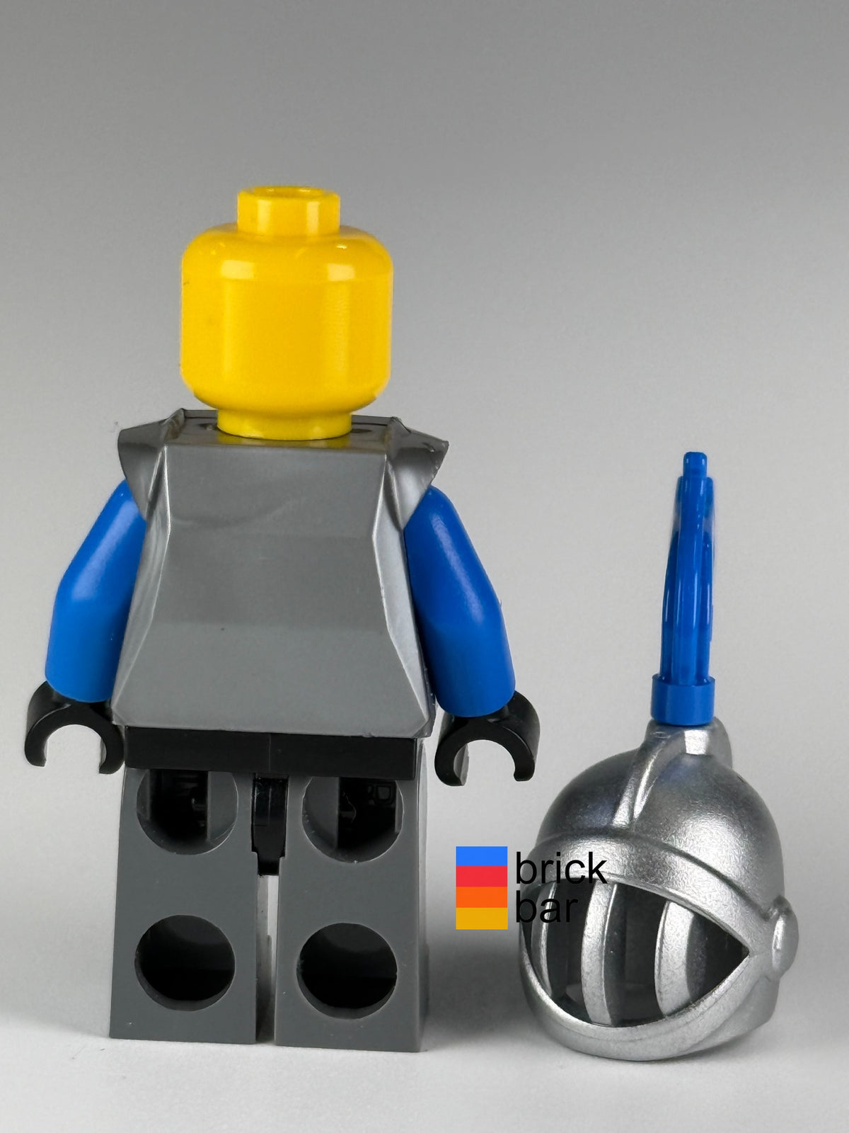 King's Knight cas523 LEGO® Castle Minifigure back view, blue-plumed helmet included — Brick Bar™