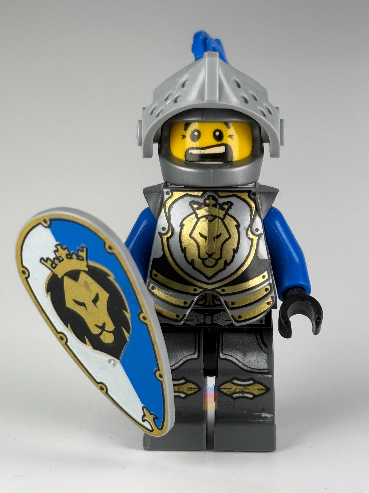 King's Knight cas535 LEGO® Castle Minifigure front view with blue-and-white crowned lion shield — Brick Bar™