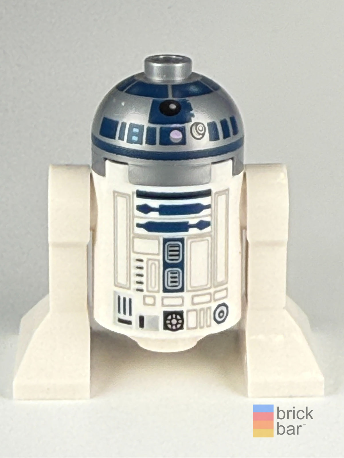 R2-D2 sw0527a LEGO Star Wars minifigure front view — original Brick Bar™ photograph