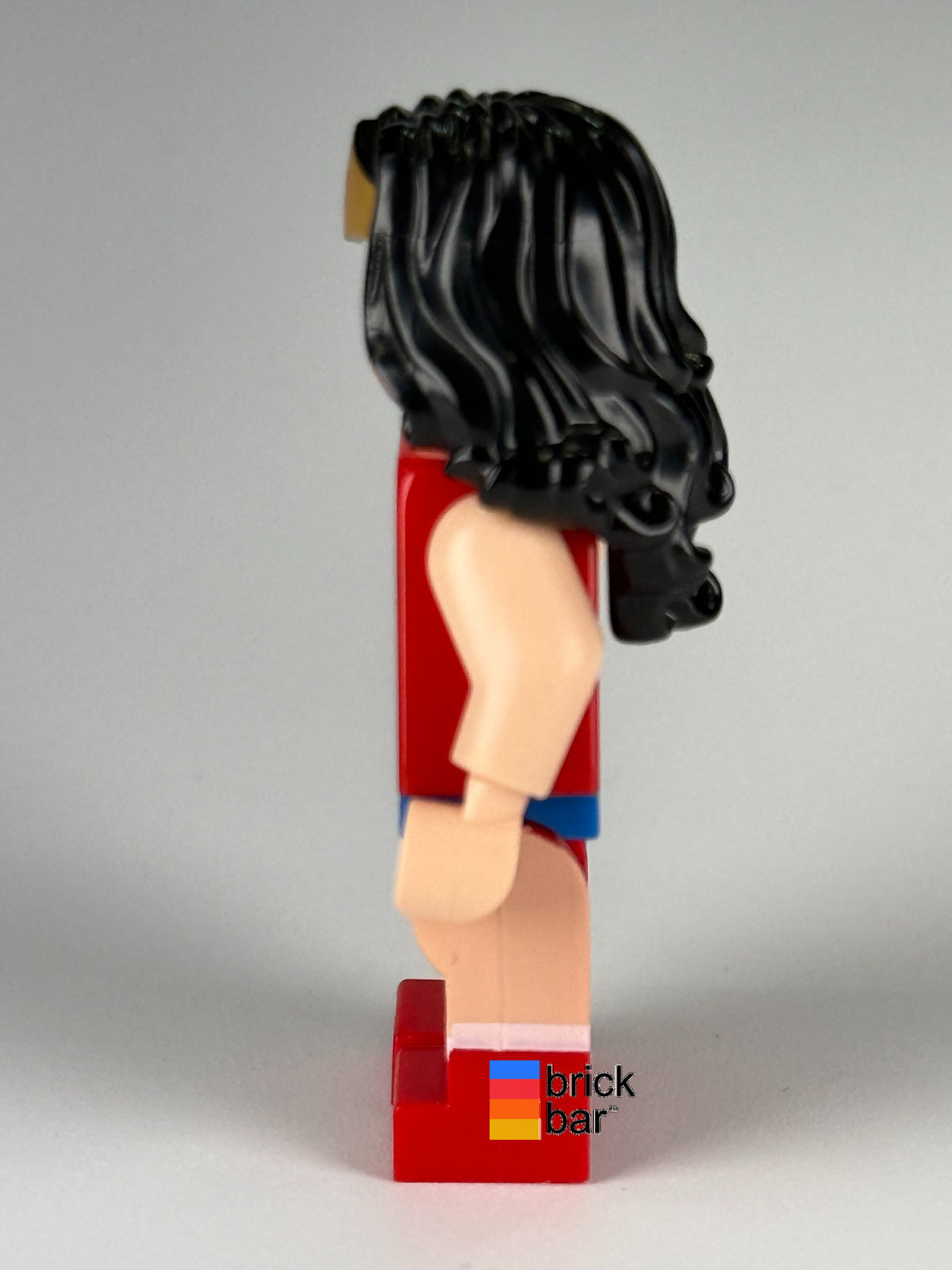 Wonder Woman sh0004 LEGO DC Super Heroes minifigure, side view